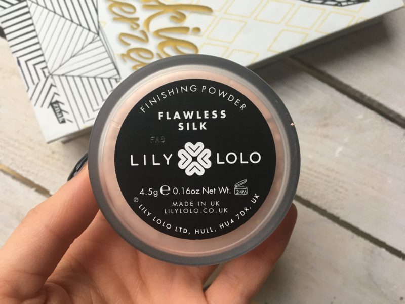 Sypki puder Flawless Silk Lily Lolo