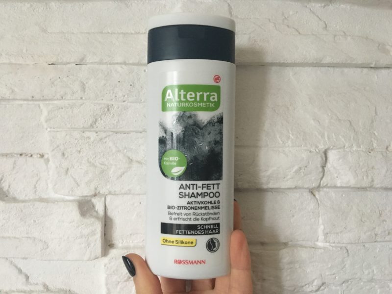 Oczyszczający szampon z węglem ALTERRA