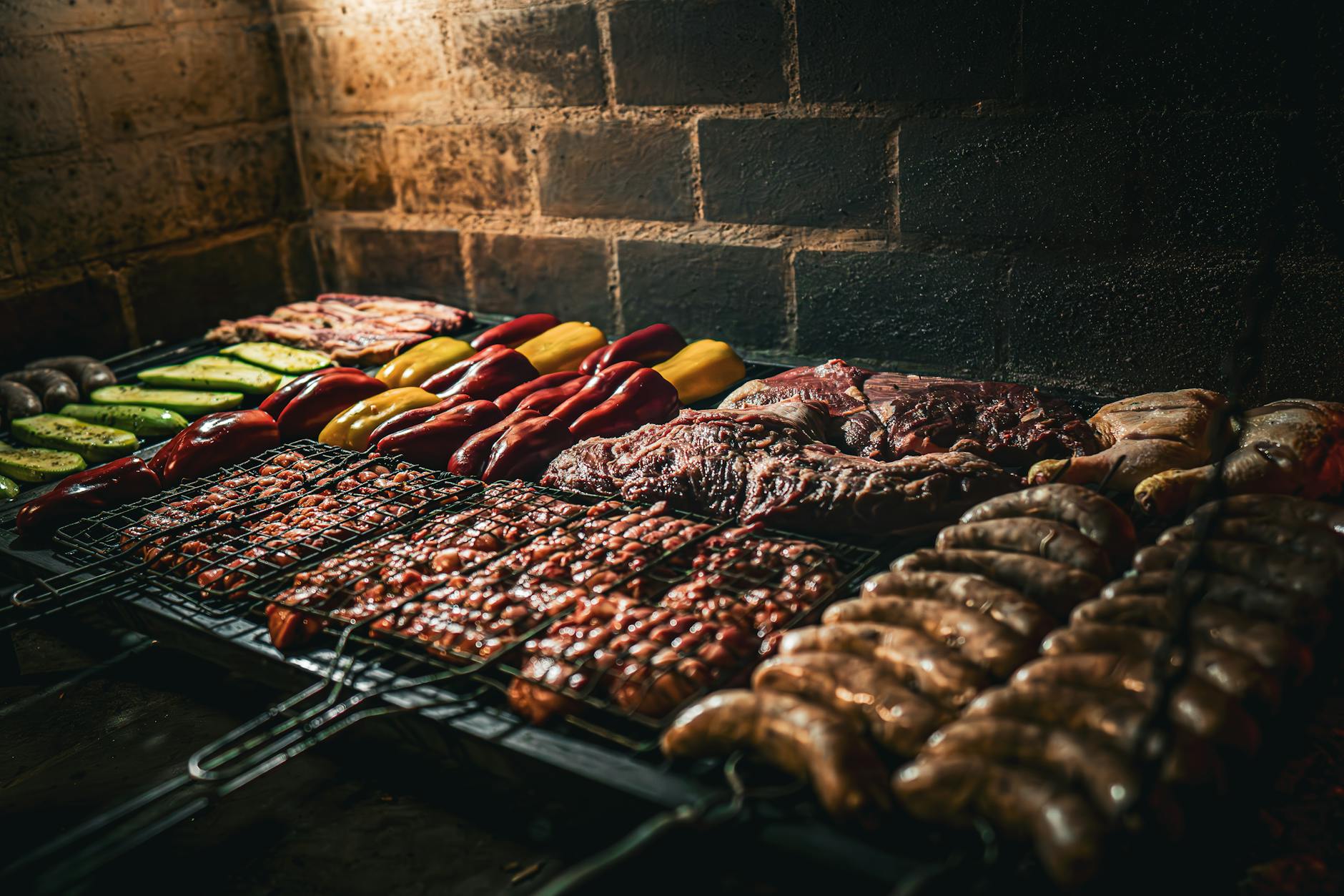 Kolumbijski grill asado w Huila z różnymi mięsa i warzywami