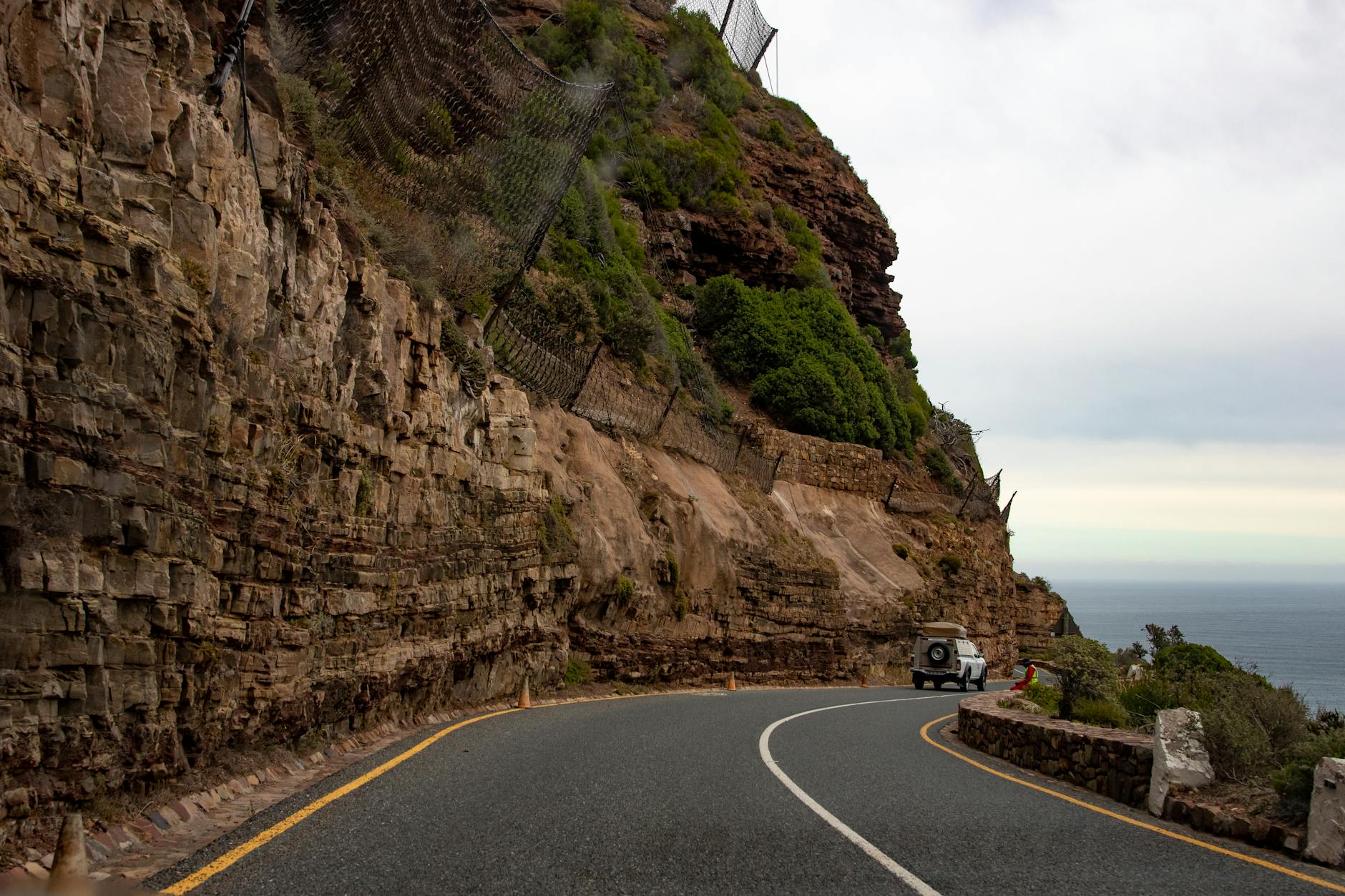 Kręta droga na Chapman's Peak nad oceanem w okolicach Kapsztadu