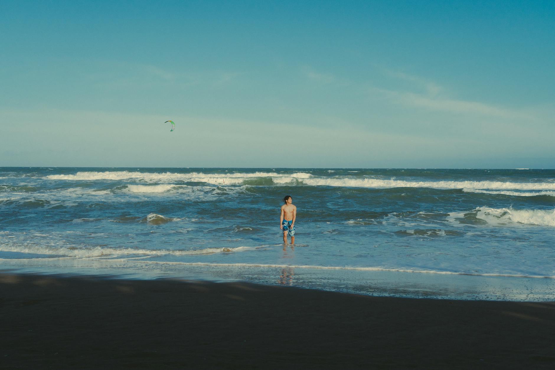 Mężczyzna w morzu na plaży Phan Thiet w Wietnamie