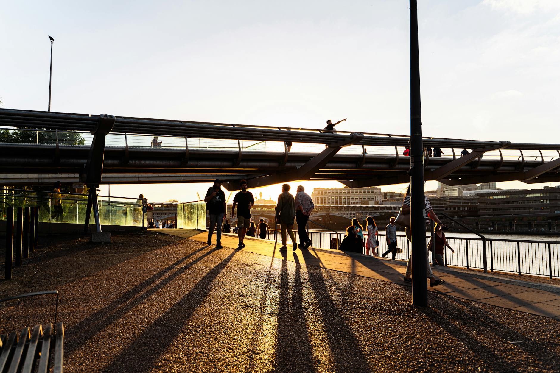 Spacerowicze na Millennium Bridge w Londynie o zachodzie słońca