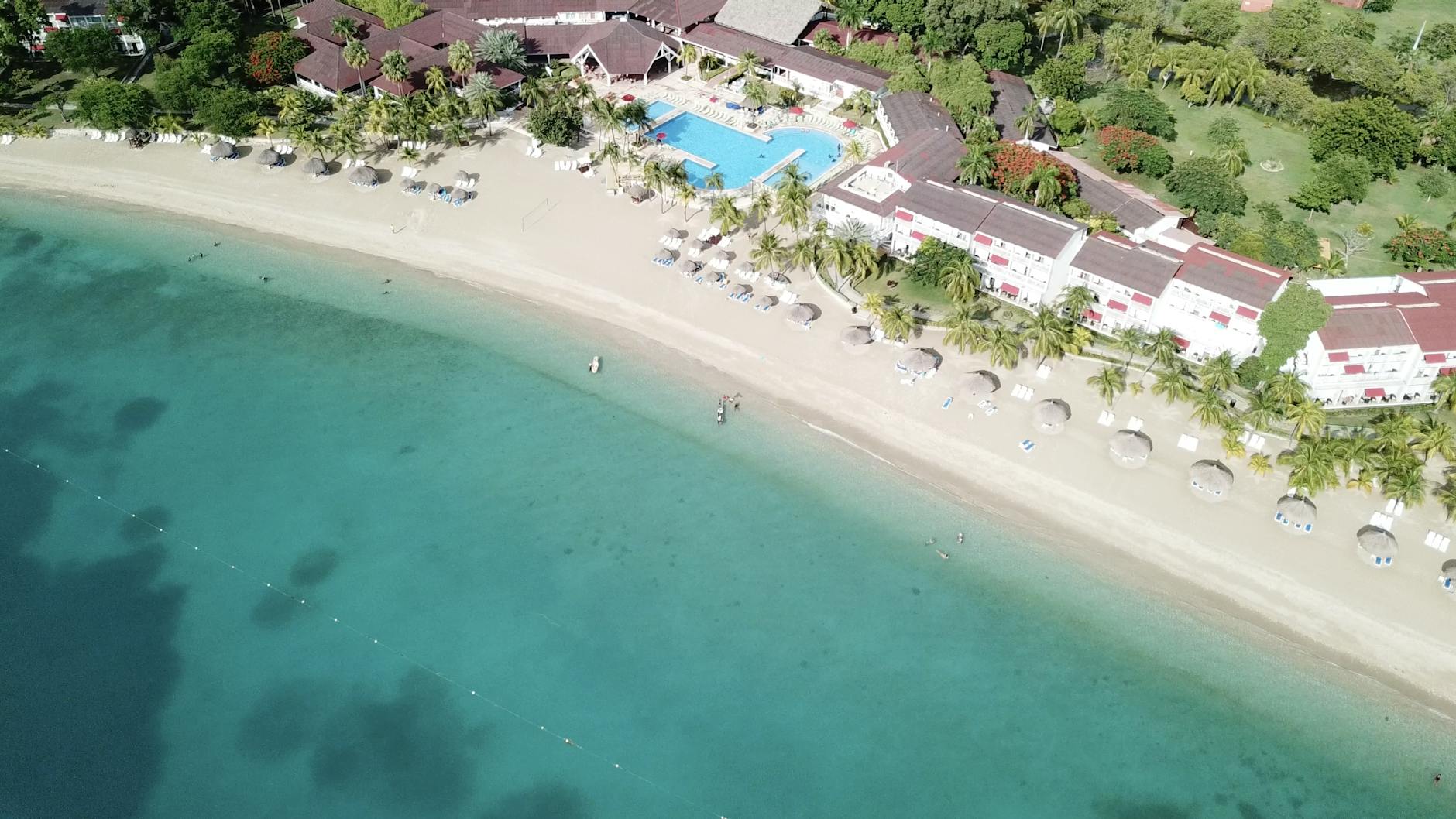 Widok z góry na karaibski resort przy plaży z turkusowym morzem
