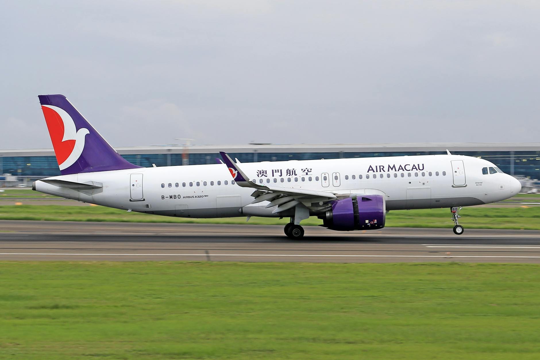 Samolot Air Macau lądujący na pasie startowym w Makau