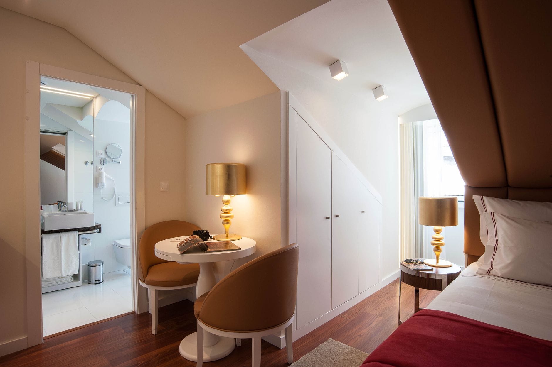 Stylowy pokój hotelowy w Lizbonie z nowoczesnymi meblami i ciepłym światłem