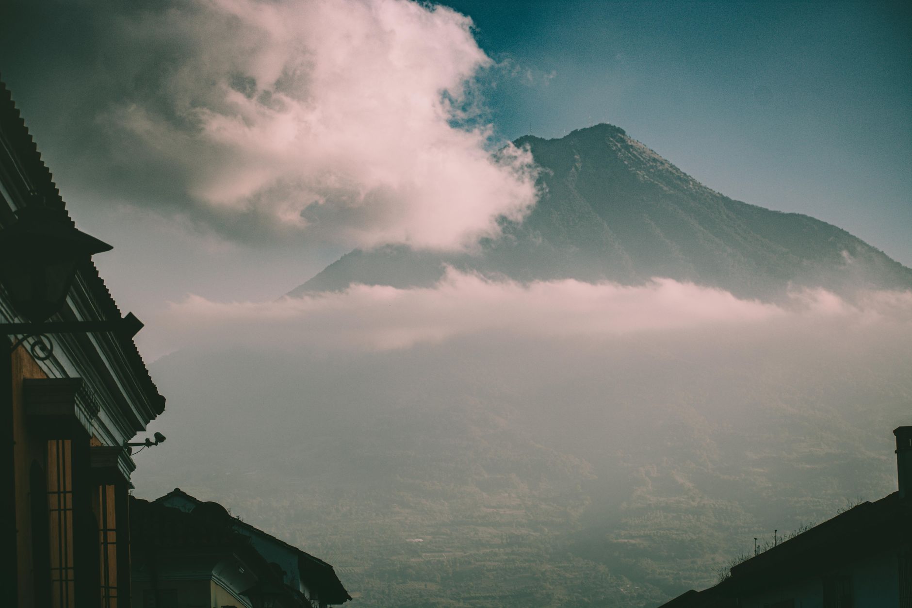 Wulkan w chmurach nad zabudową Ciudad de Guatemala