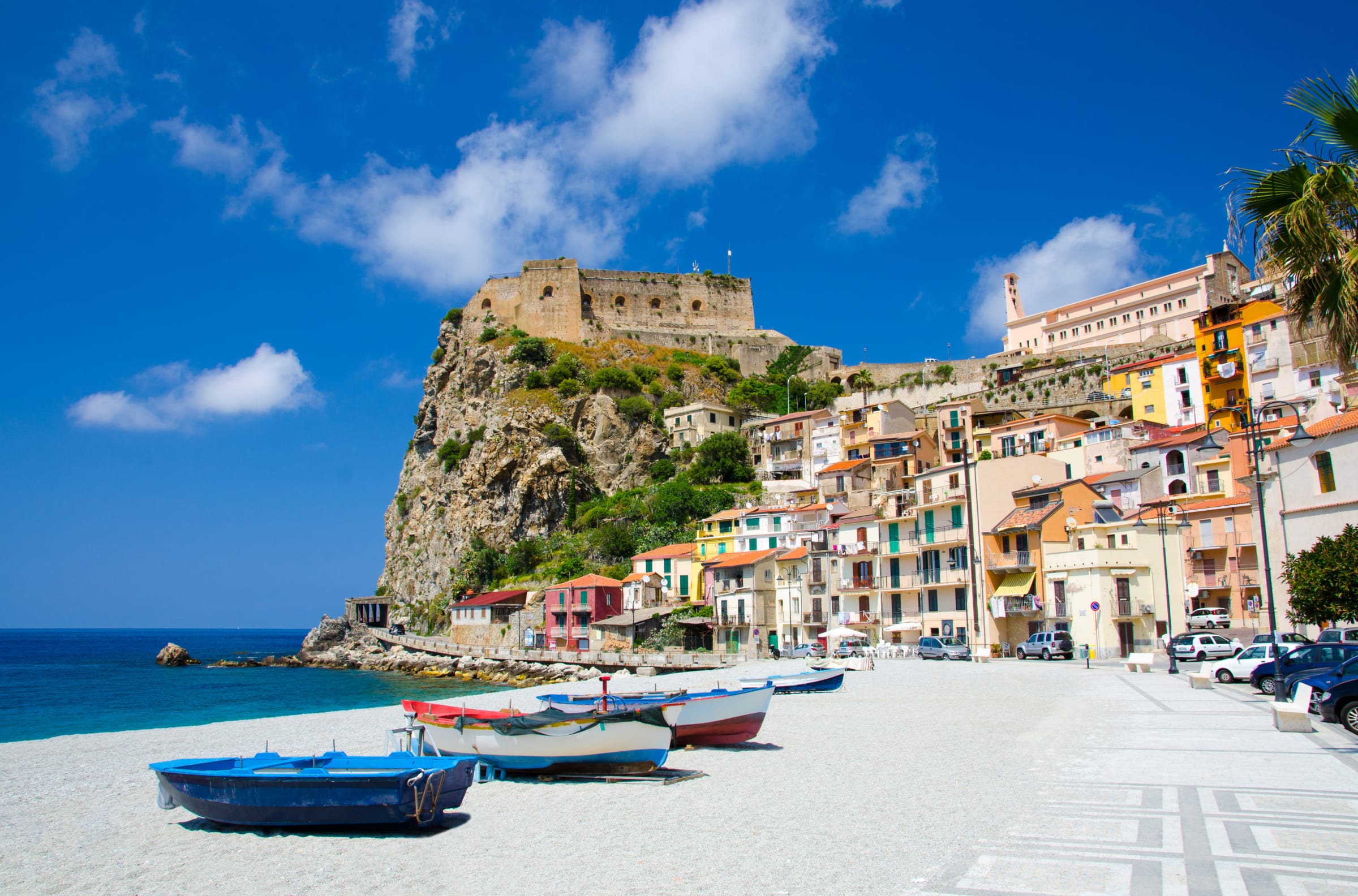 Kolorowe łodzie rybackie na piaszczystej plaży, Scilla, Kalabria, Włochy